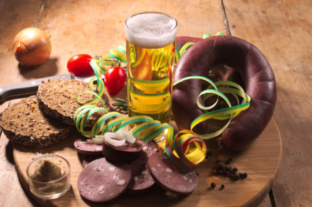 Foto: Flönz mit Kölsch, Brot und Luftschlangen
