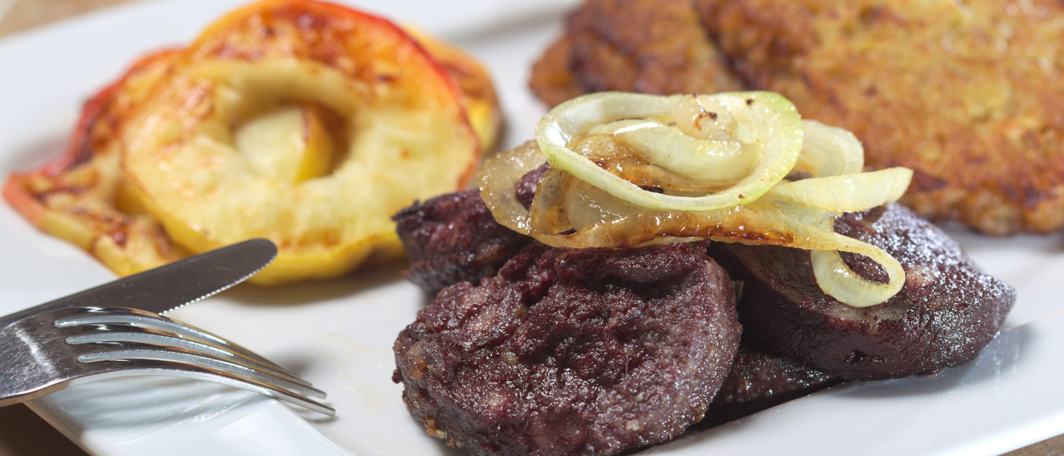 Foto: Flönz mit gebratenen Apfelspalten und Rösti